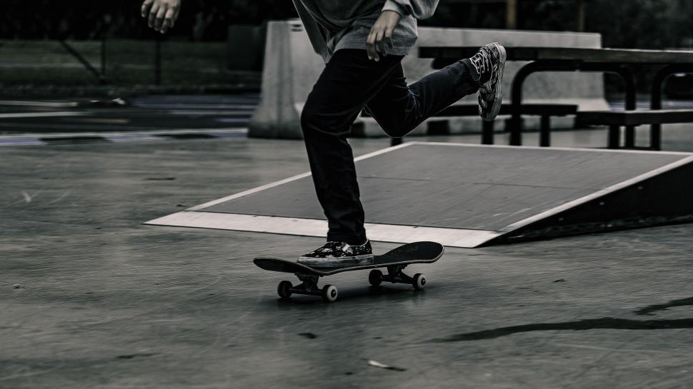 Free Image of Skateboarding 
