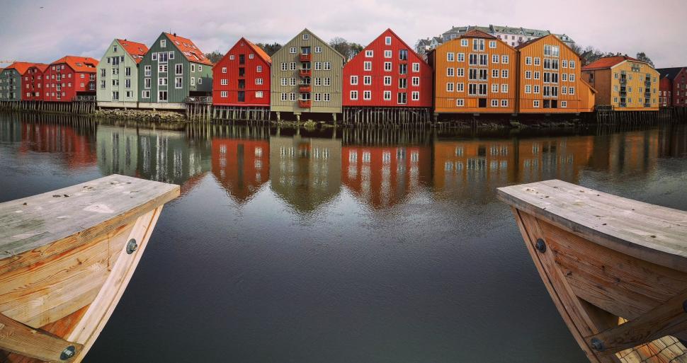 Free Image of Colorful Houses at dock  
