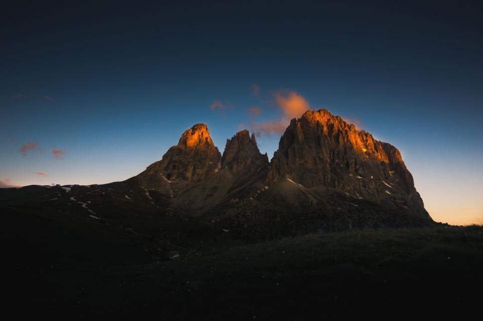 Free Image of Mountains at dusk  