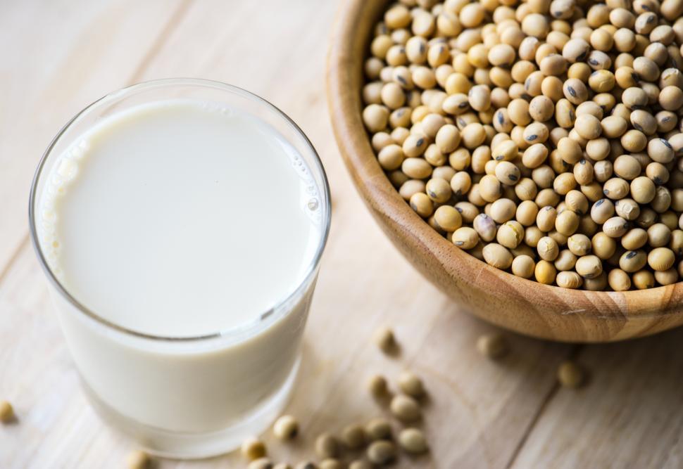 Free Image of A glass of soy milk alongside a bowl of soybeans 