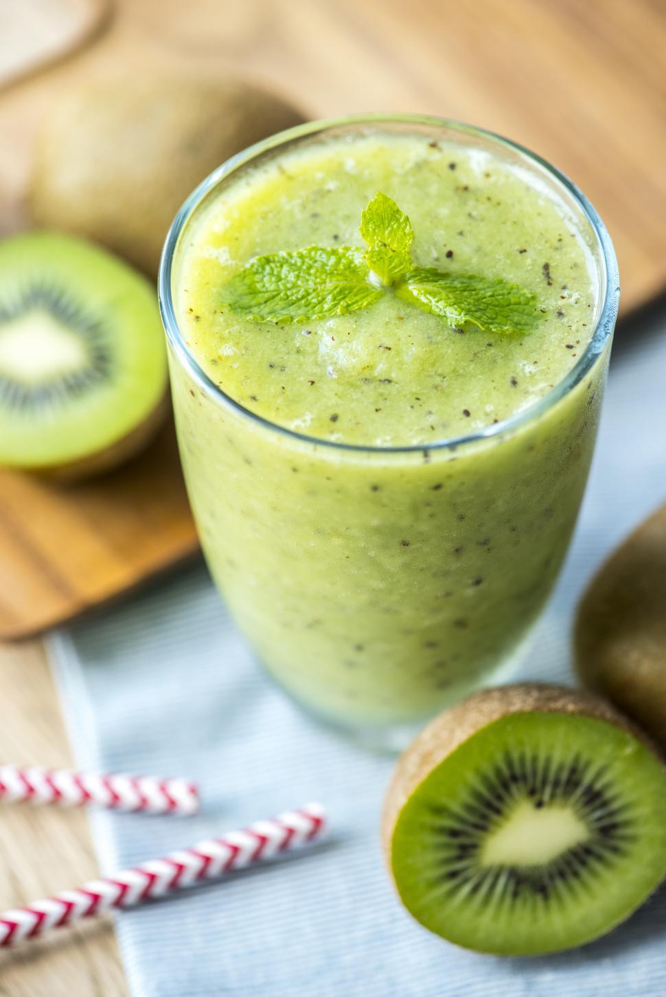 Free Image of Close up of a glass of green kiwi smoothie 