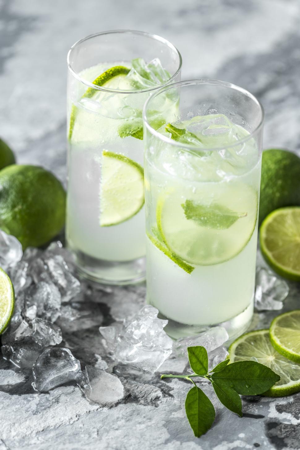 Free Image of Two glasses full of chilled mojito, with mint and lime 