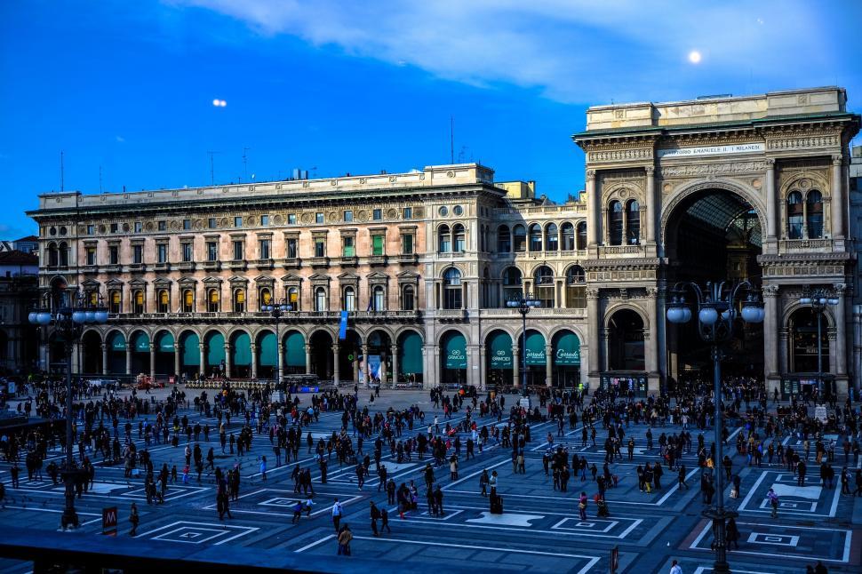 Free Image of Outside View of Galleria Vittorio Emanuele II 