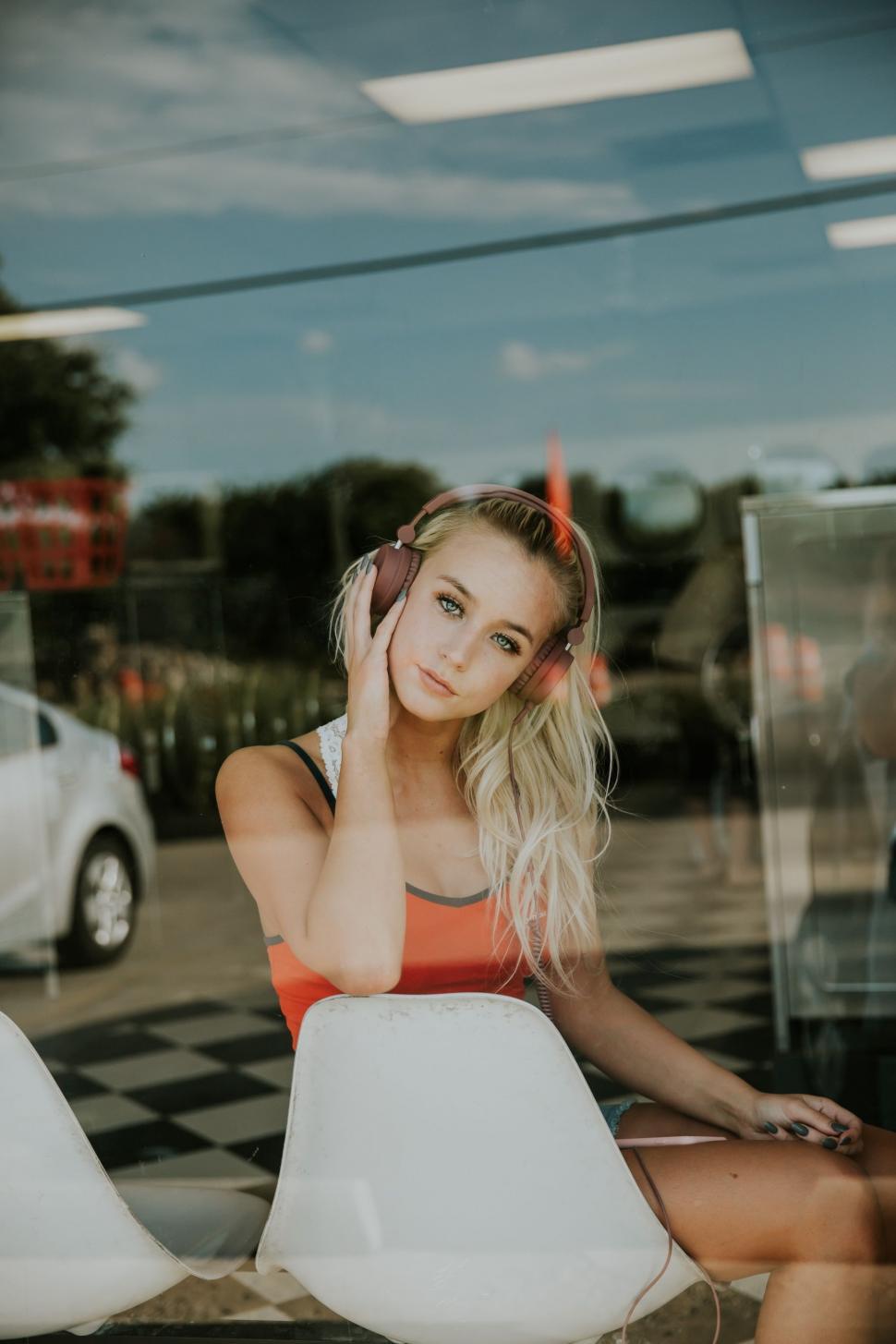 Free Image of Woman with Headphones in a restaurant 