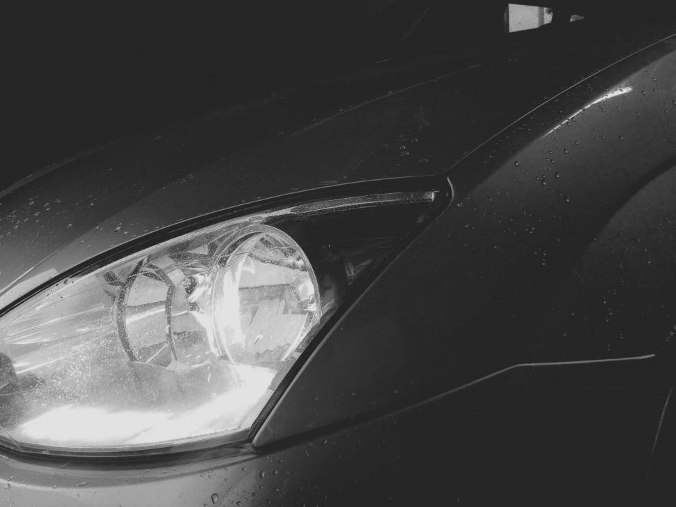 Free Image of Water droplets on headlight  