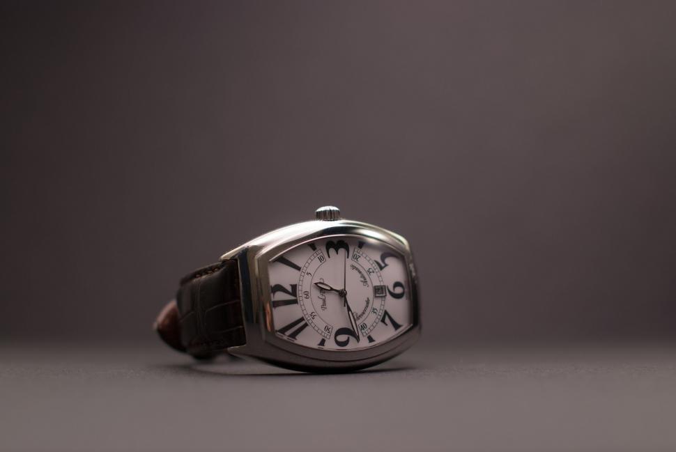Free Image of Leather Wrist Watch 