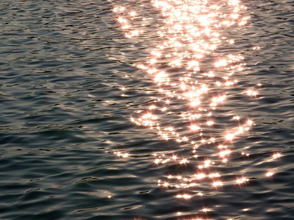 Free Image of Sunlight Reflecting on ocean water 