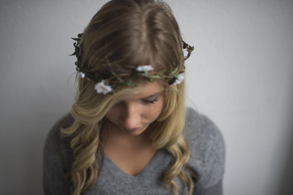 Free Image of Blonde Woman with floral headband 