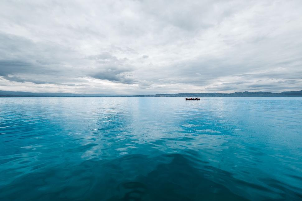 Free Image of Boat in blue ocean  