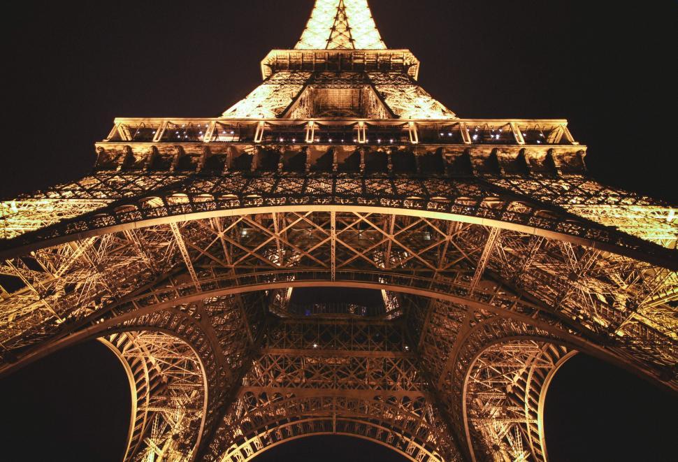 Free Image of Eiffel Tower at night  