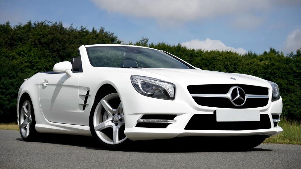 Free Image of White Mercedes  