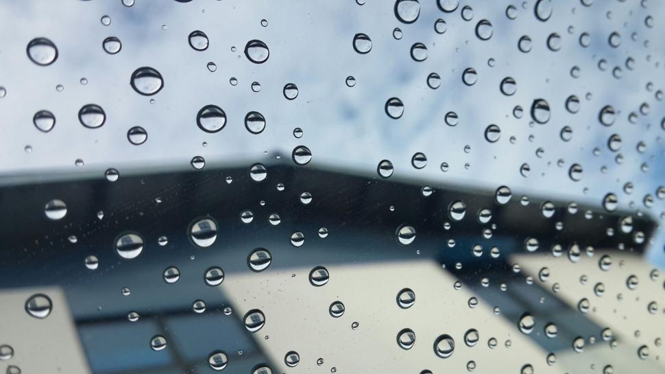 Free Image of Water Drops on windshield 