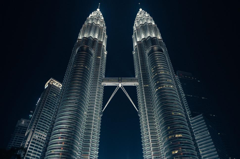 Free Image of Petronas Twin Towers with black sky  