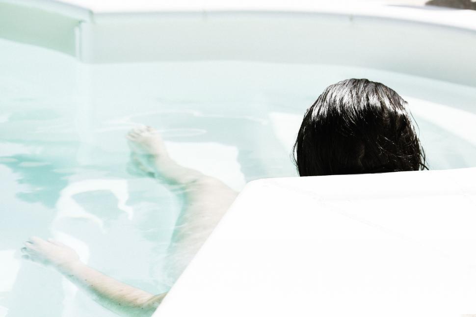 Free Image of Backside view of woman in bathtub  