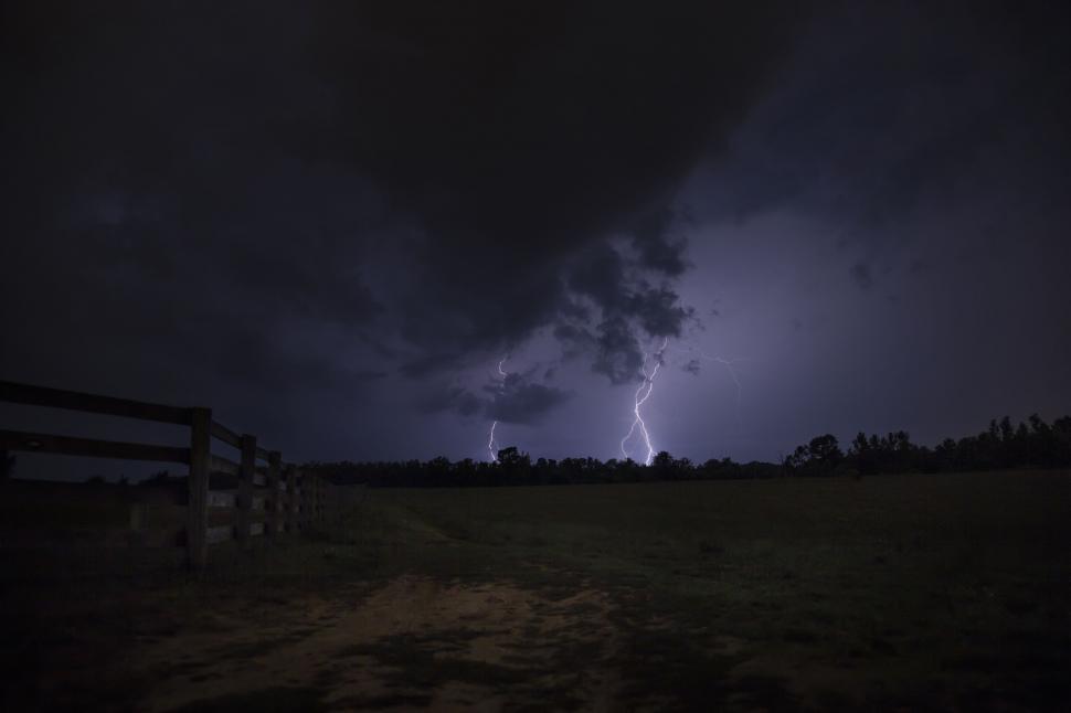 Free Image of Lightning in the sky 