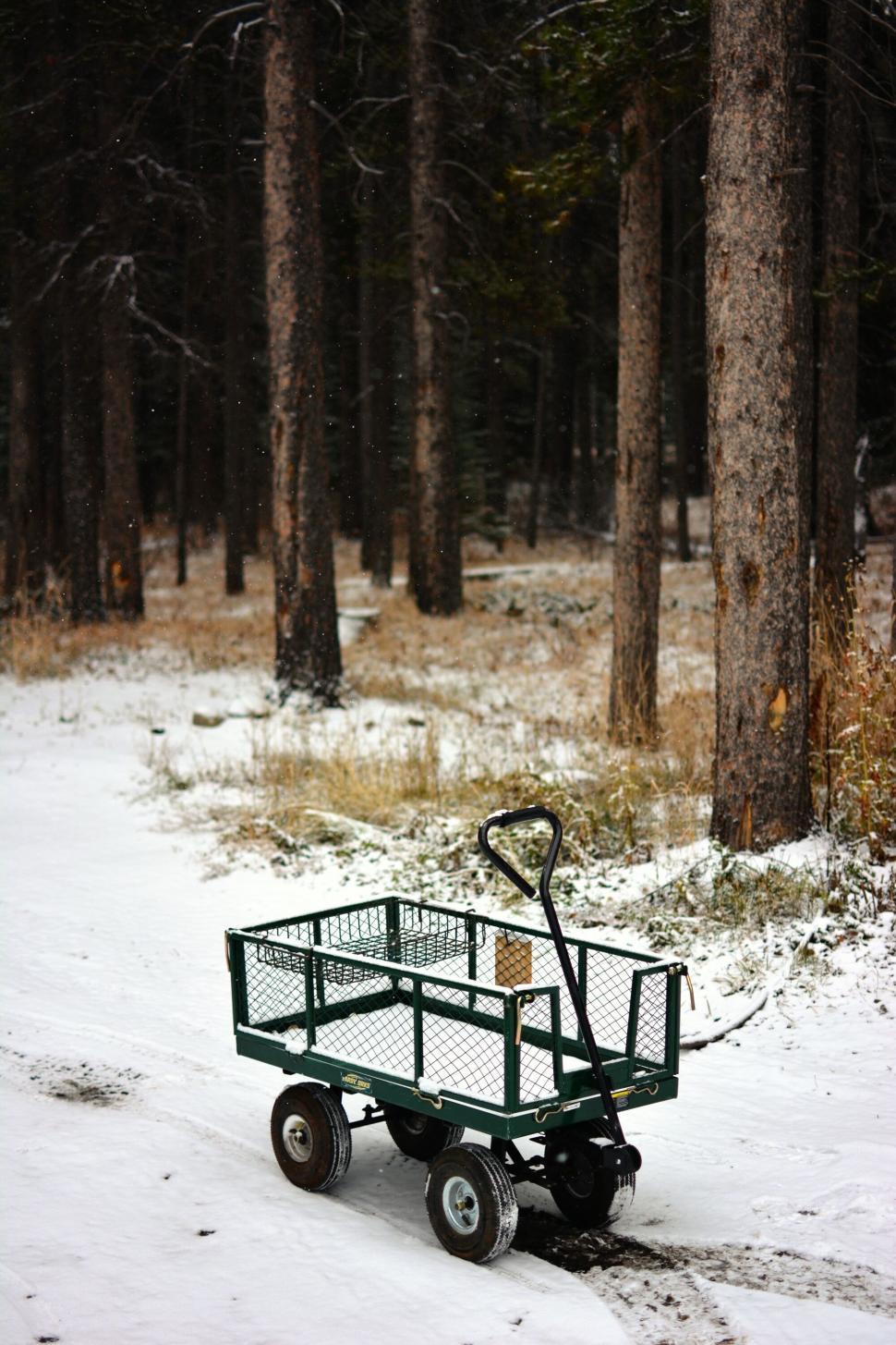 Free Image of Wagon on snow 