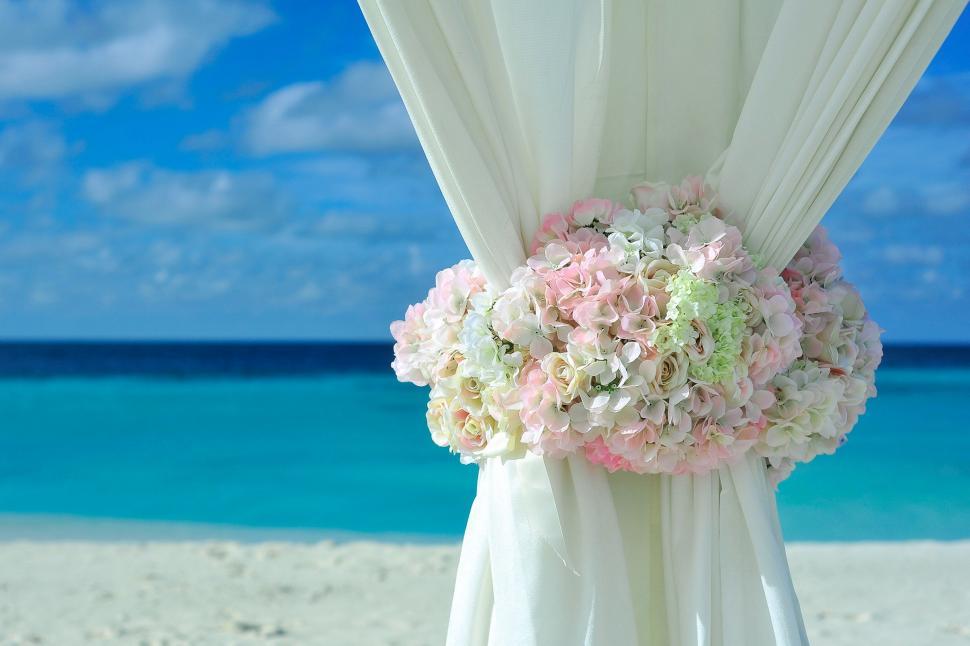 Free Image of Beach wedding flowers setting 