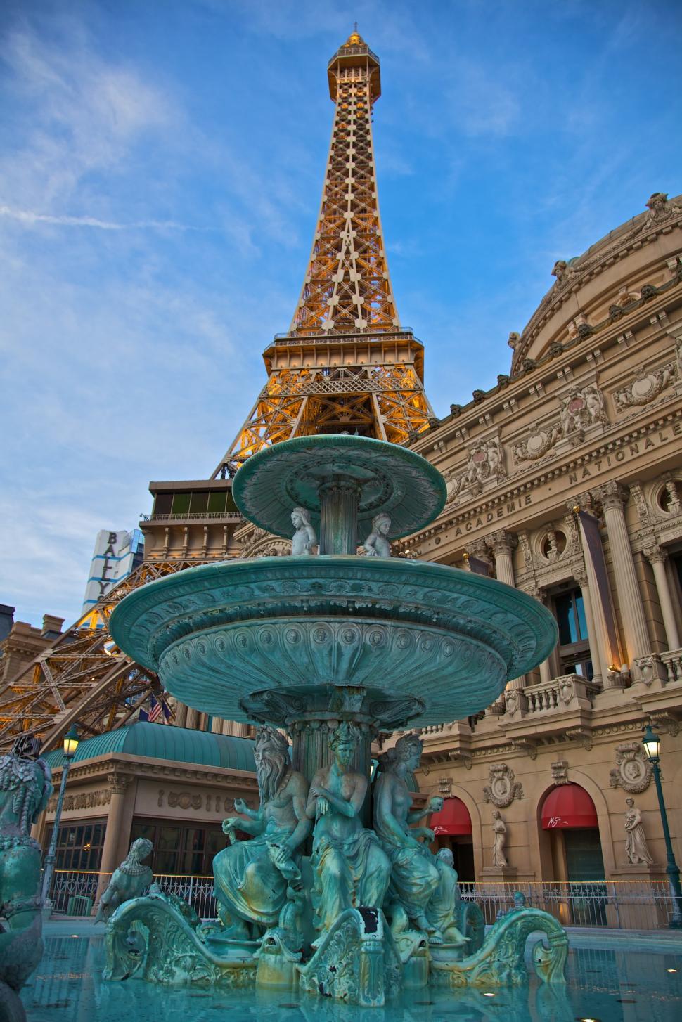 Free Image of Fountain in Front of the Eiffel Tower 