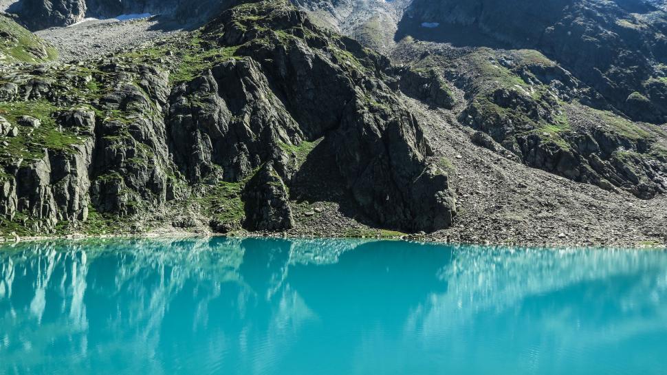 Free Image of Turquoise lake and rocky mountains  