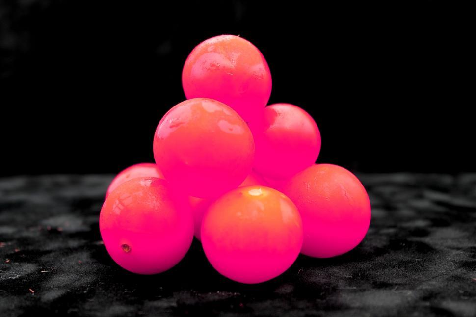 Free Image of Pink Light on Tomatoes 