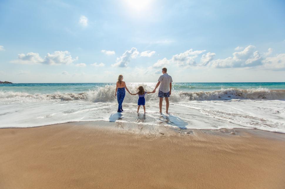 Free Image of Parents with daughter at beach 