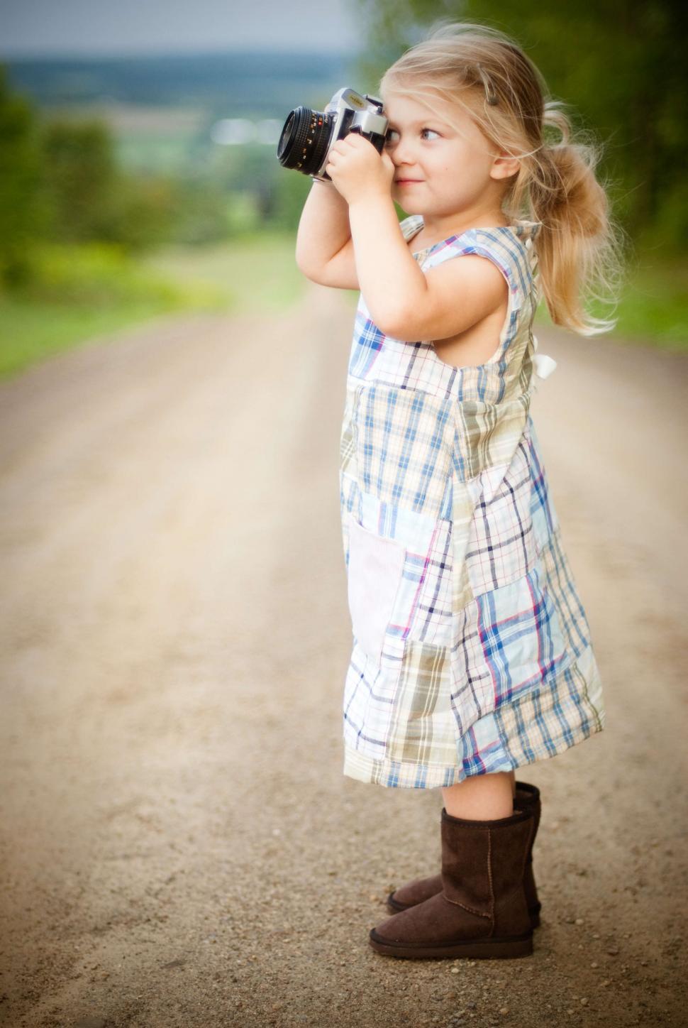 Free Image of Blonde girl child with camera  