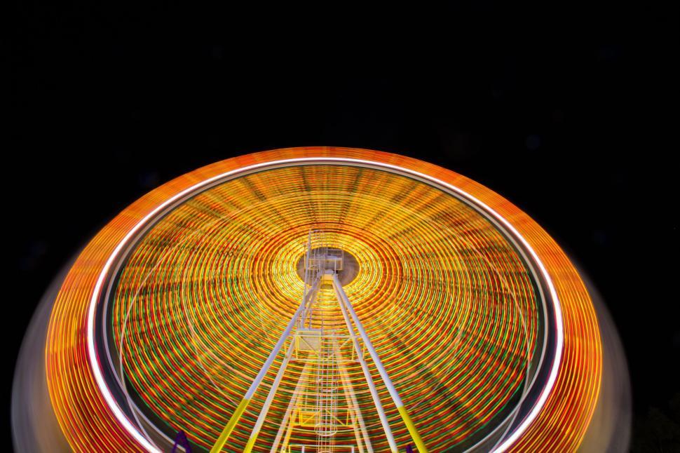 Free Image of Ferris wheel with yellow lights  