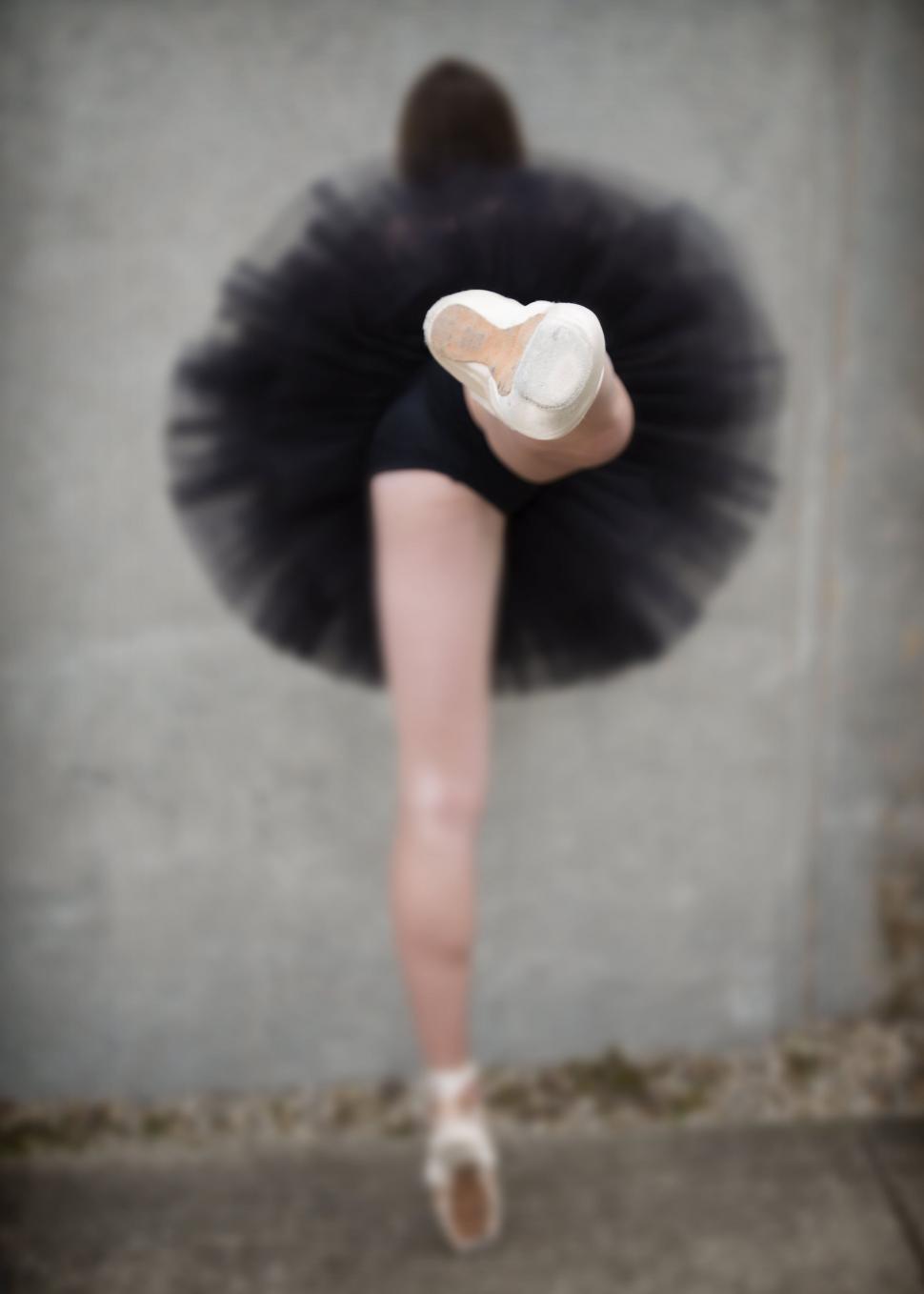 Free Image of Blur view of Ballet dancer 