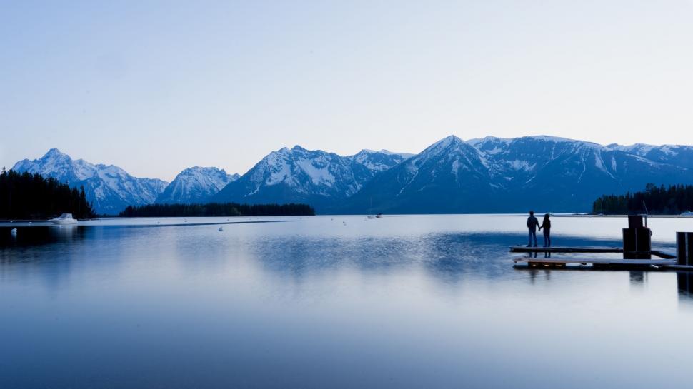 Free Image of Icy lake and couple  