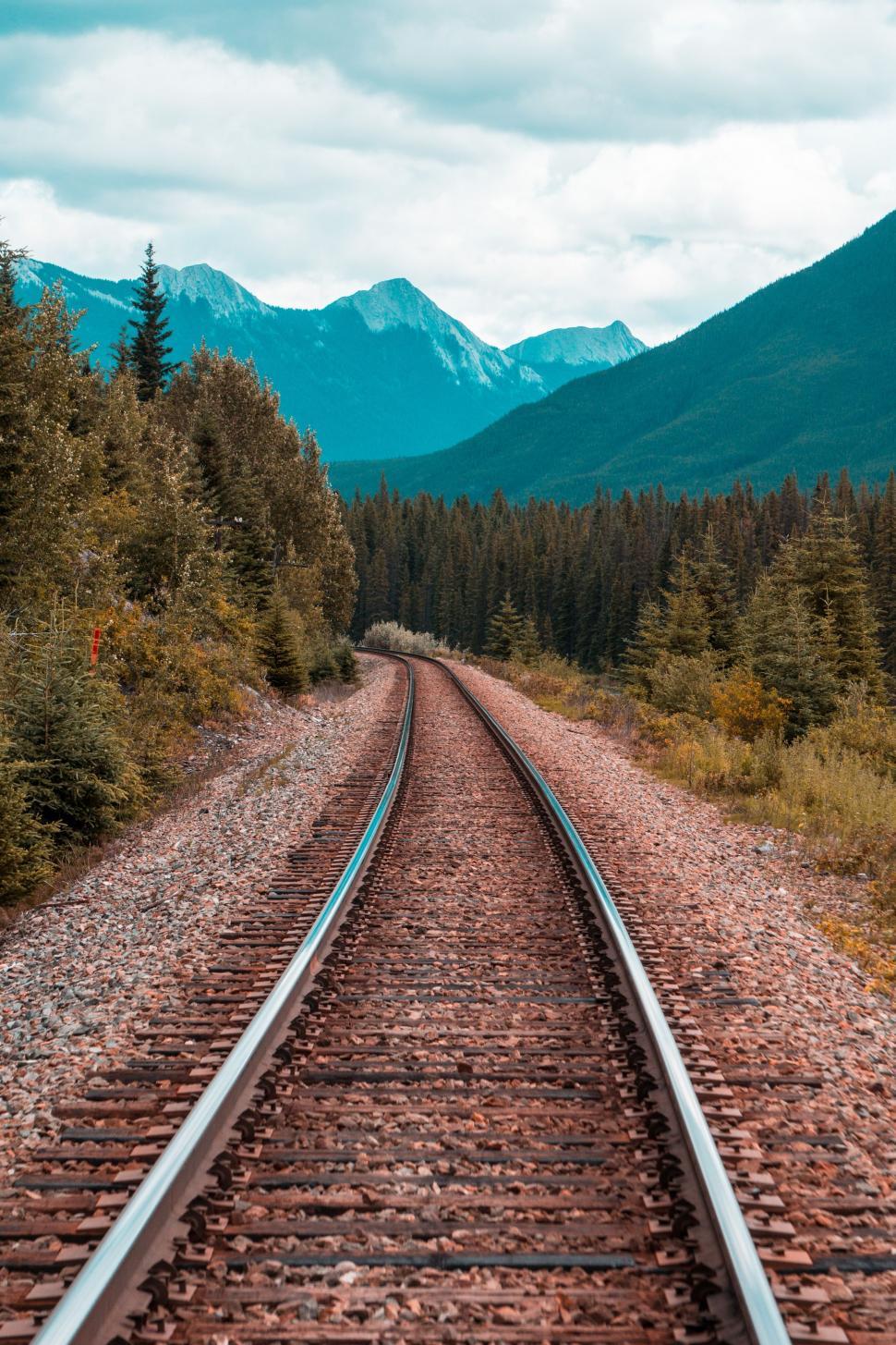 Free Image of Railroad with mountains 