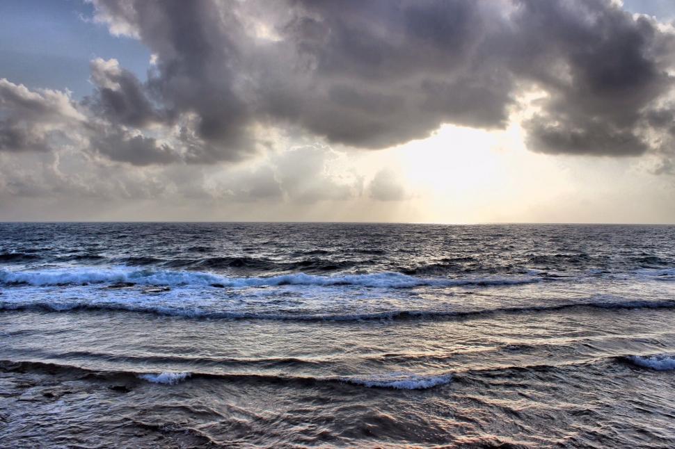 Free Image of Ocean and Dramatic Clouds  