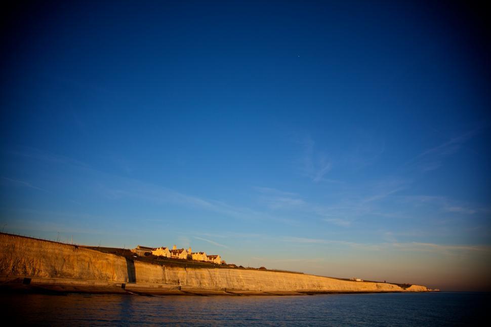 Free Image of Cliff Overlooking Beach 