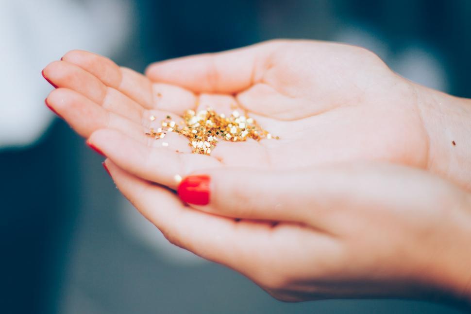 Free Image of Glitter in hand  