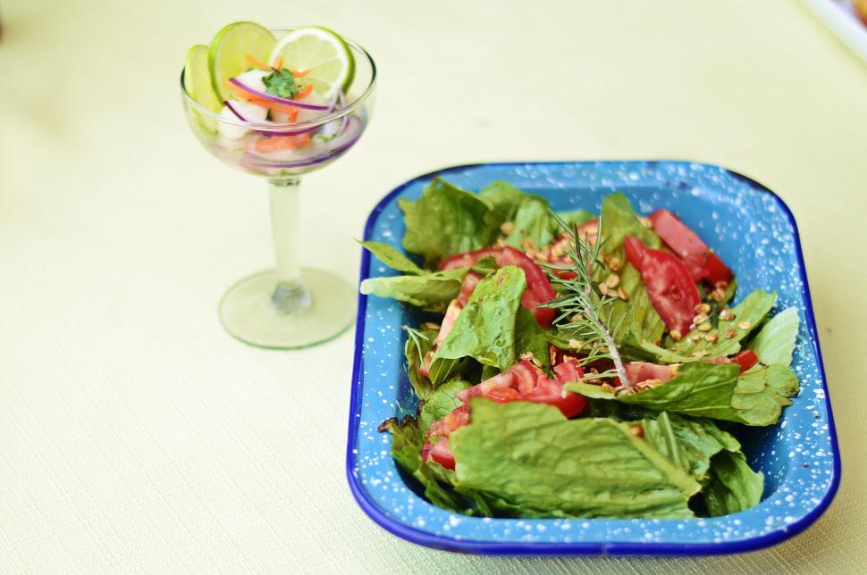 Free Image of Green Salad with Sliced Tomatoes 