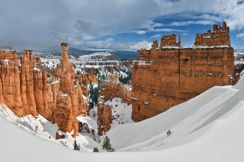 Free Image of Bryce Canyon covered with snow 