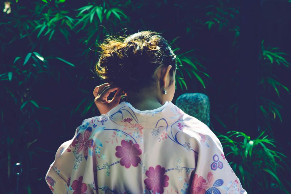 Free Image of Backside View of Woman in traditional Japanese clothing  