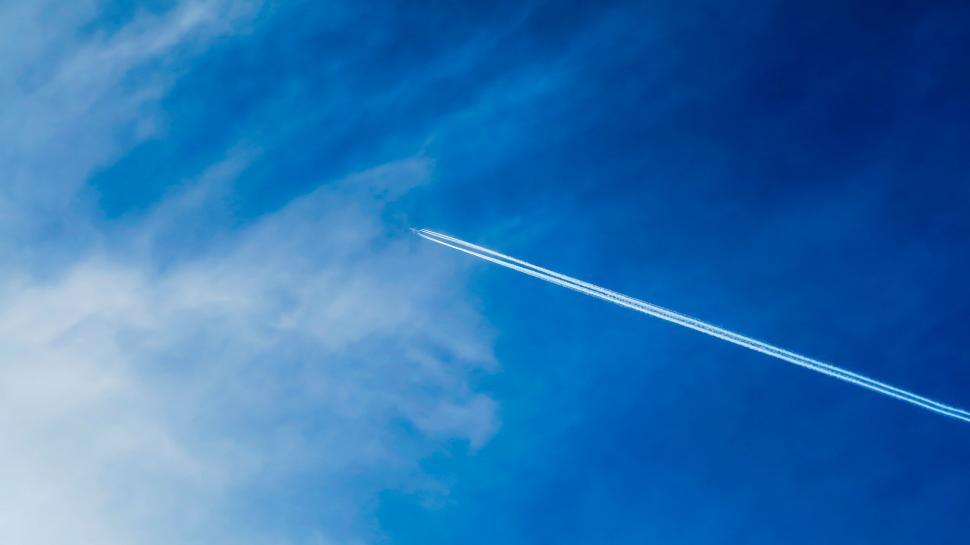 Free Image of Aircraft with Contrails 