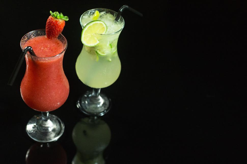 Free Image of Lemon and Strawberry Cocktails  