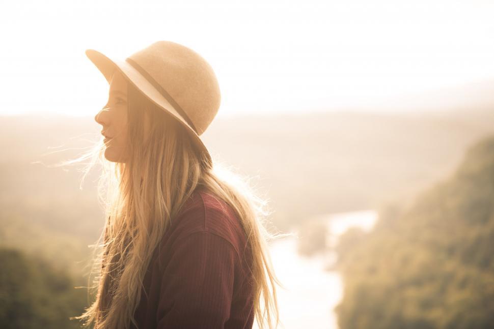 Free Image of Side View of Woman in hat with sun glare  