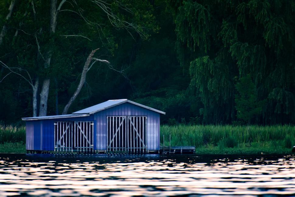 Free Image of Log cabin on Lake  