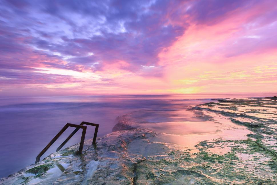 Free Image of Ocean and pink sunset sky 
