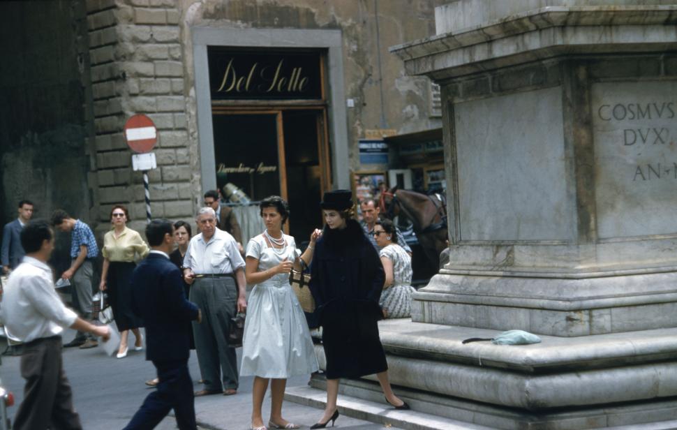 Free Image of People walking on street in Florence - Vintage Photo 
