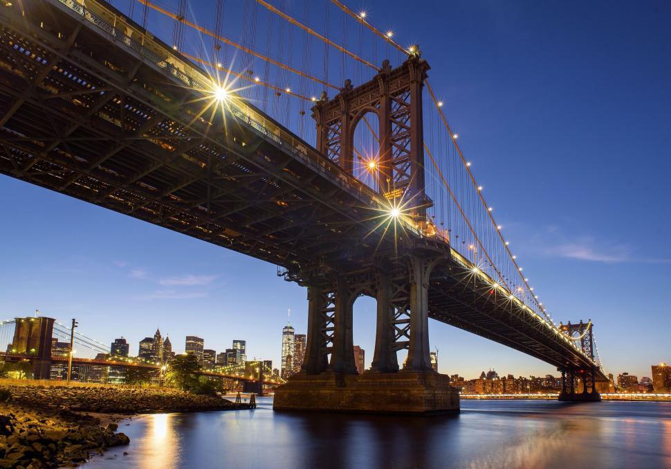 Free Image of Manhattan Bridge and river at night  