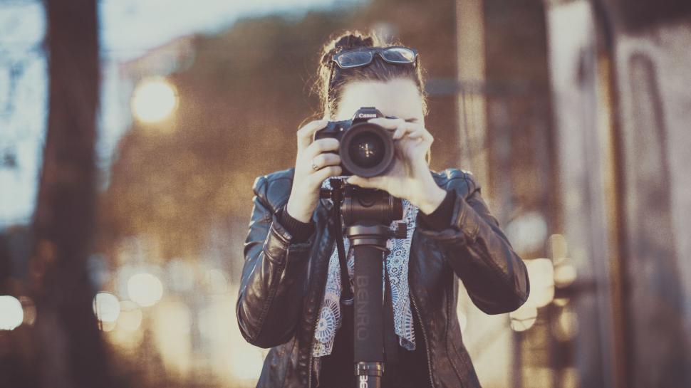 Free Image of Woman Photographer 