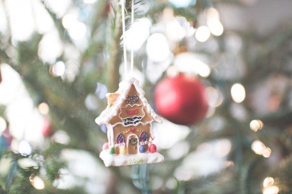 Free Image of Hut ornament for Christmas 