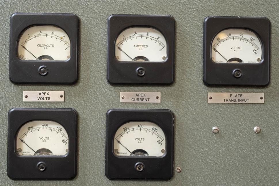 Free Image of Current and voltage dials 