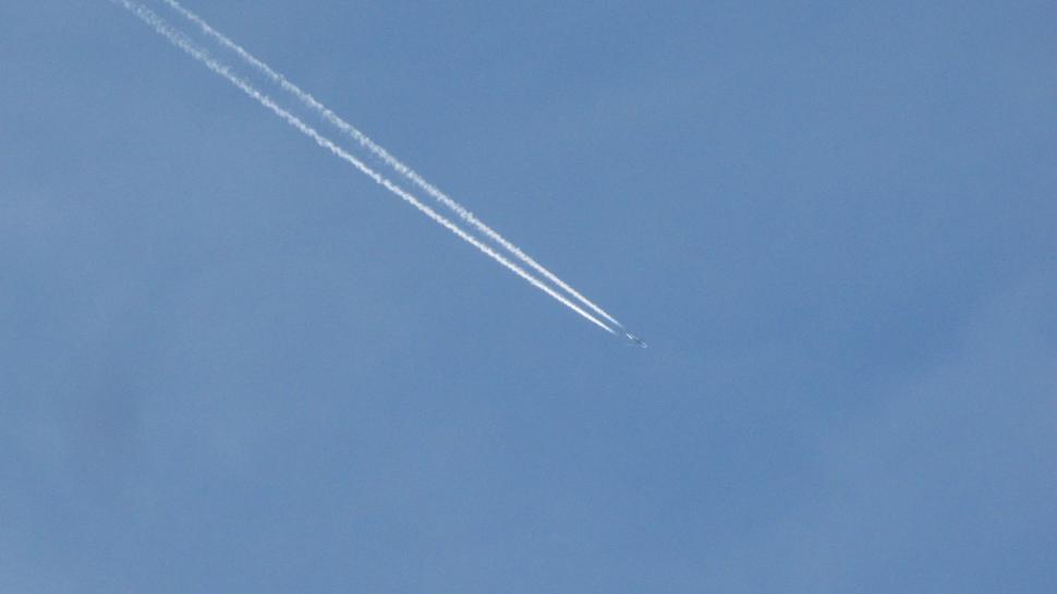 Free Image of Aircraft with Contrails 