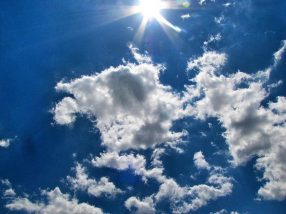 Free Image of Blue sky with sun 
