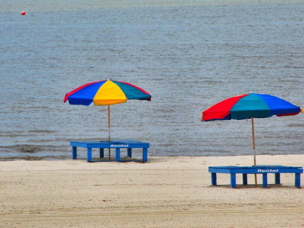 Free Image of Beach Umbrellas With Ocean  