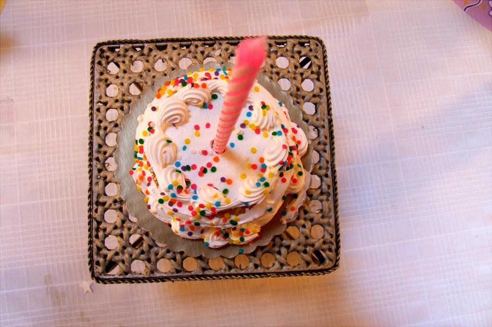 Free Image of Party Cake for One 